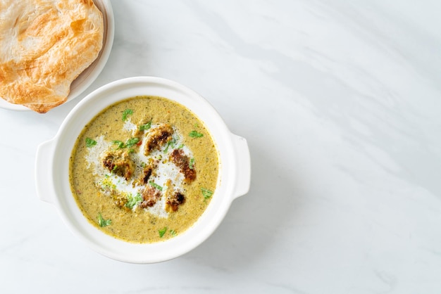 Poulet afghan au curry vert masala ou poulet Hariyali tikka hara masala avec roti ou pain naan