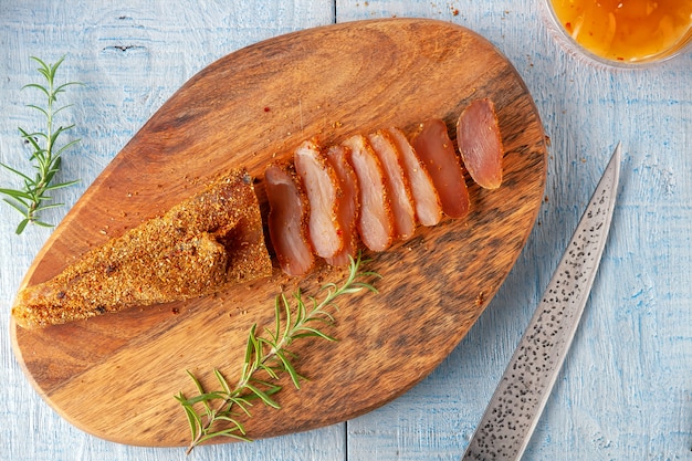 Poulet assaisonné avec sauce piquante et brin de romarin