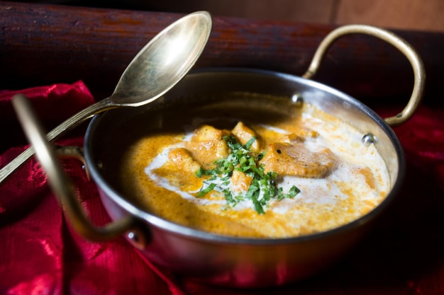 Photo le poulet au beurre est un plat indien du pendjab qui est populaire dans les pays du monde entier. les origines