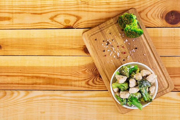 Poulet au brocoli sur un bois