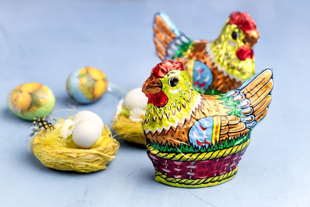 Poulet au chocolat de Pâques et oeufs de Pâques sur fond bleu Festive Easter Concept Nest