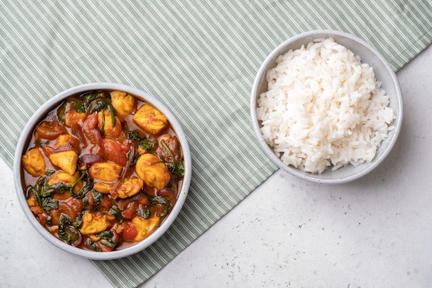 Poulet au curry de Bombay aux épinards, tomates et riz