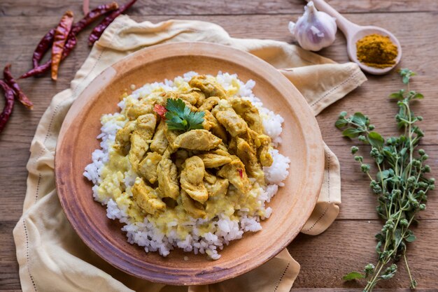 Poulet au curry indien au riz blanc