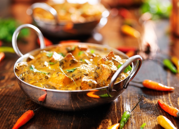 Poulet au curry indien dans un plat balti