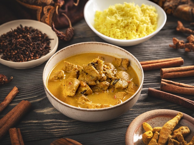 Poulet au curry avec riz au jasmin