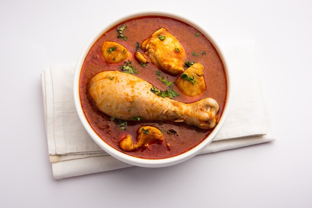 Poulet au curry rougeâtre épicé ou Murgh Masala rouge ou korma. Nourriture indienne non végétarienne. mise au point sélective.