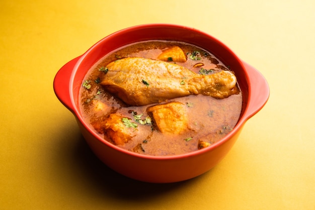 Poulet au curry rougeâtre épicé ou Murgh Masala rouge ou korma. Nourriture indienne non végétarienne. mise au point sélective.