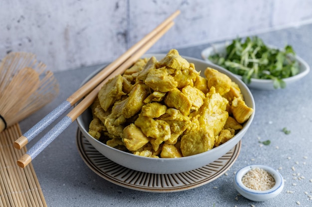 Poulet au curry servi dans un bol