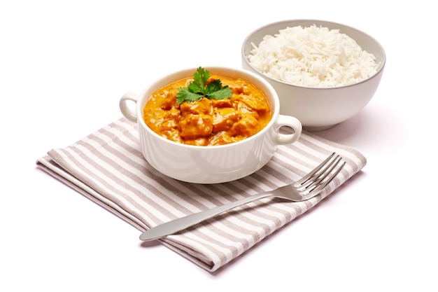 Poulet au curry traditionnel et un bol de riz bouilli isolé