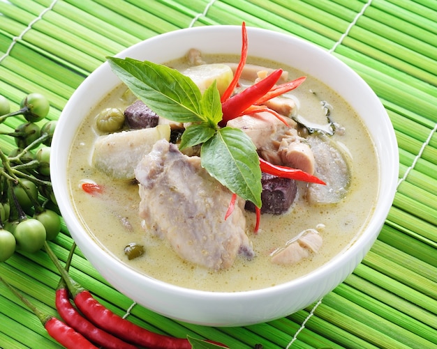 Poulet au curry vert, cuisine thaïlandaise