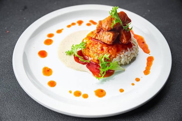poulet au curry viande sauce tomate repas de riz collation alimentaire sur la table copie espace arrière-plan alimentaire