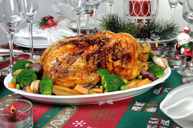 Poulet au four avec des légumes sur la table de fête