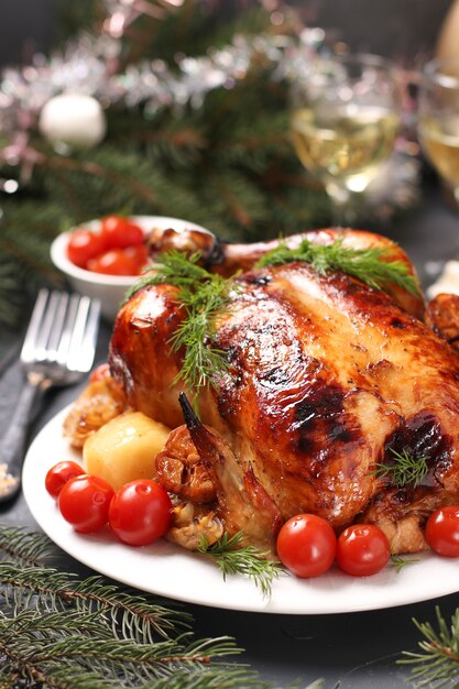 Poulet au four avec miel, sauce soja, oignon et ail, servi avec pommes de terre et tomates cerises