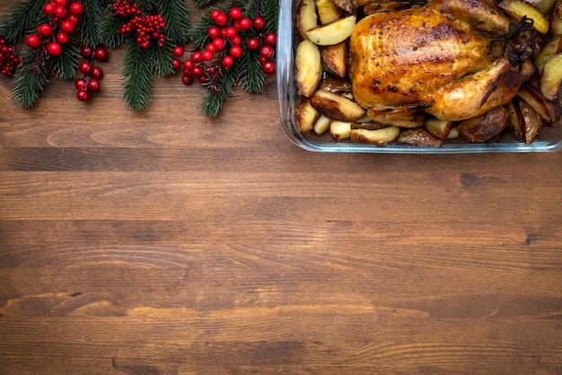 Poulet au four de Noël sur table en bois