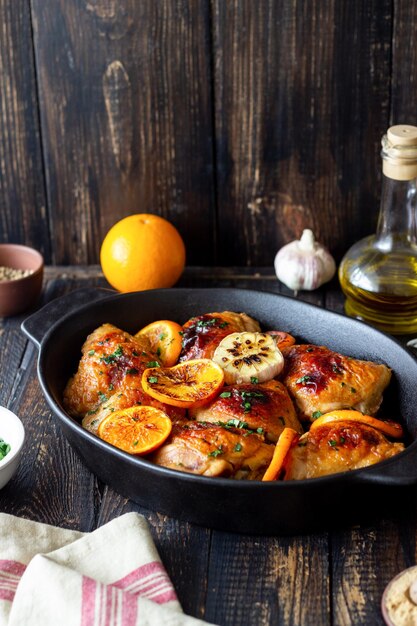 Poulet au four avec oranges, ail et menthe. Recette.