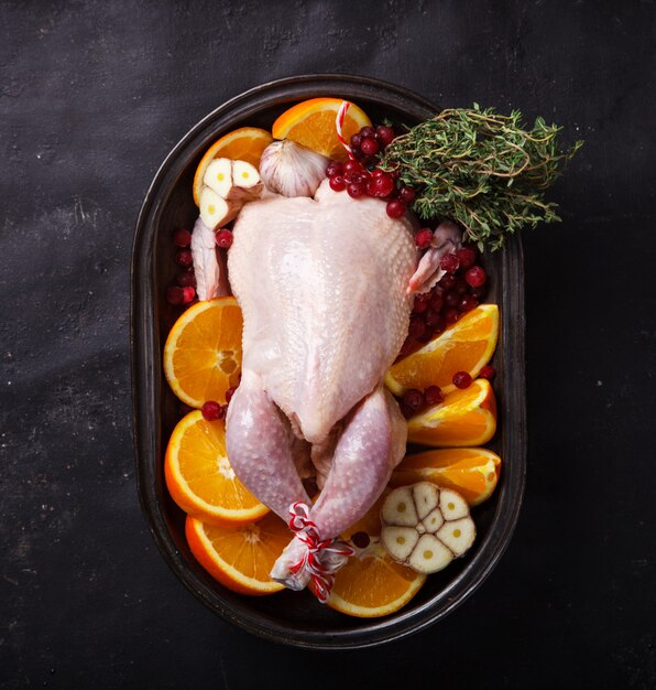 Poulet au four avec des oranges