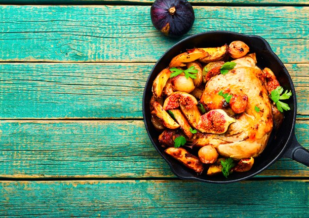 Poulet au four avec pommes de terre et figues, espace pour le texte