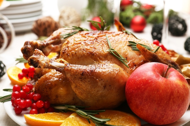 Poulet au four pour un dîner de fête. Réglage de la table de Noël