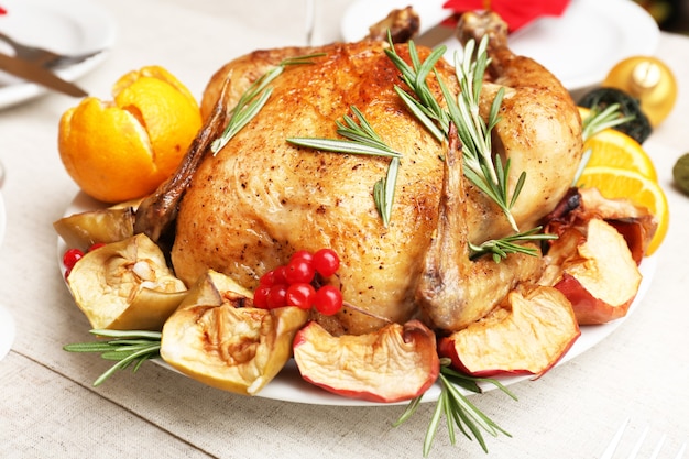 Poulet au four pour un dîner de fête. Réglage de la table de Noël