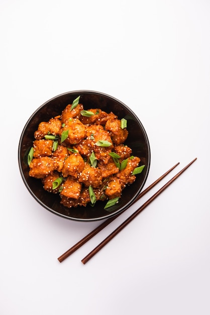 Le poulet au piment est un apéritif sucré, épicé et croustillant, le plus populaire dans la cuisine indochinoise, servi sur une assiette