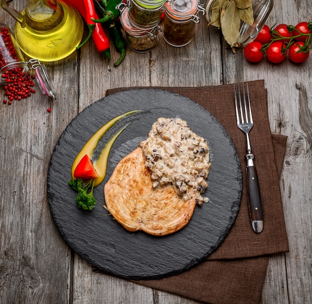 Poulet aux champignons à l'ail crémeux sur table en bois