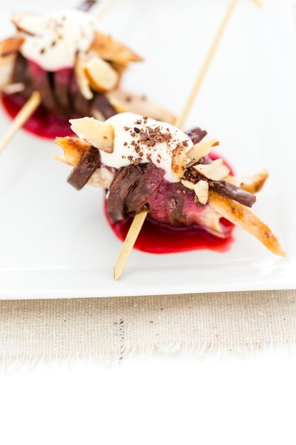 Poulet aux framboises avec apéritifs de pâtes au chocolat Pappardelles.