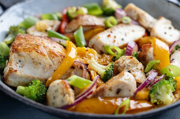 Poulet aux légumes dans un bol