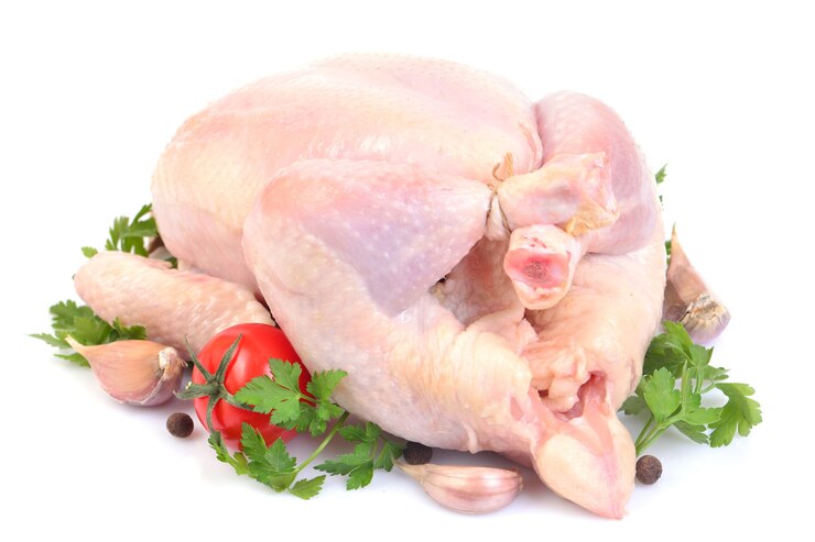 Poulet aux légumes sur fond blanc