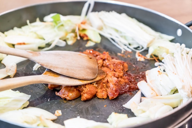 Photo poulet aux légumes et sauce épicée sur pan (papa galbi)