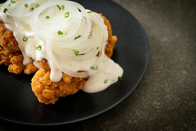 Poulet aux oignons des neiges ou poulet frit avec sauce crémeuse aux oignons