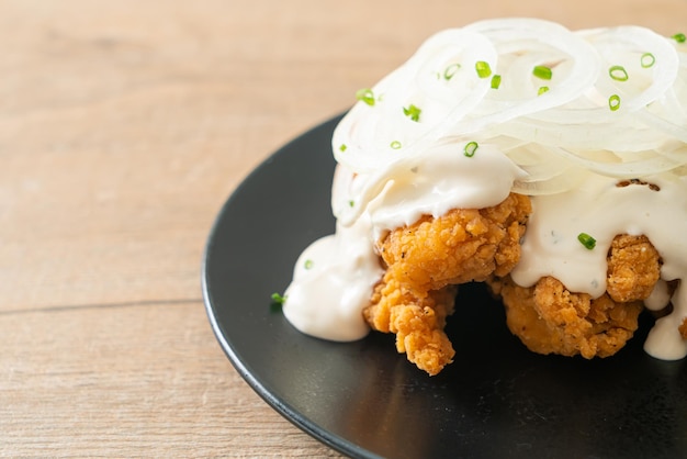 Poulet aux oignons des neiges ou poulet frit avec sauce crémeuse aux oignons