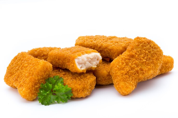 Poulet aux pépites sur fond blanc