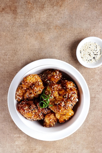 Le poulet Ayam goreng Korea ou Yangnyeom est un poulet frit avec une sauce coréenne aux graines de sésame