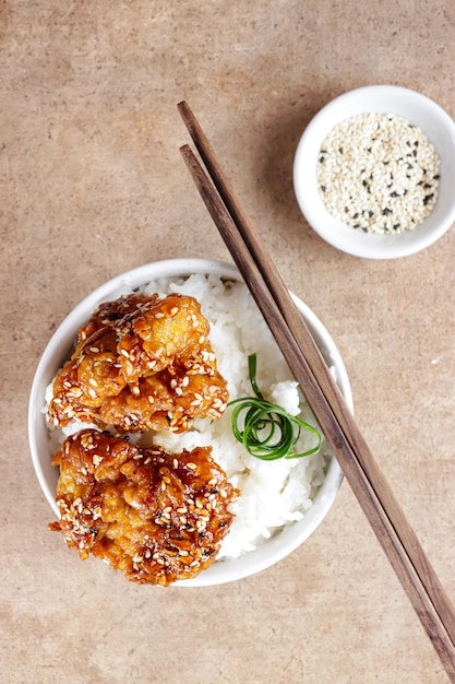 Le poulet Ayam goreng Korea ou Yangnyeom est un poulet frit avec une sauce coréenne aux graines de sésame