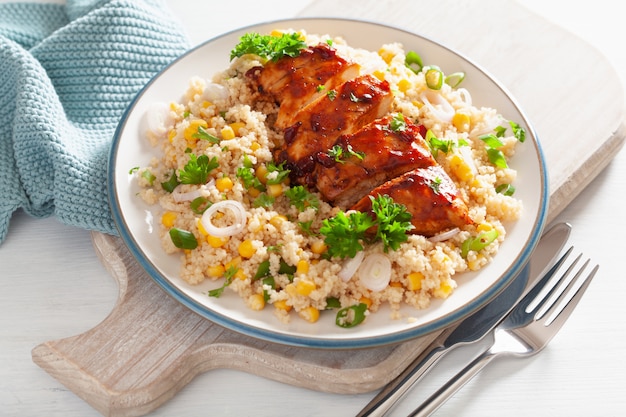 Poulet barbecue rôti avec couscous oignon doux, déjeuner sain