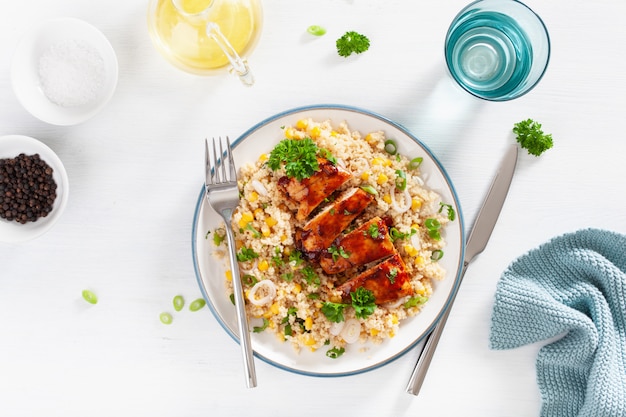 Poulet barbecue rôti avec couscous oignon doux, déjeuner sain