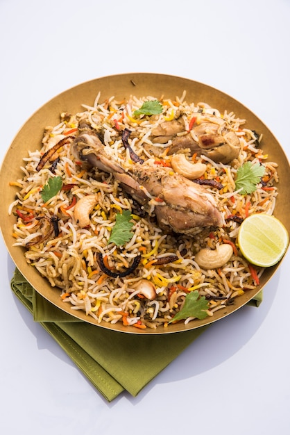 Poulet Biryani authentique servi dans un bol ou une assiette. Mise au point sélective