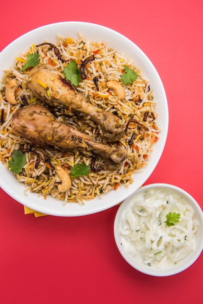 Poulet Biryani authentique servi dans un bol ou une assiette. Mise au point sélective