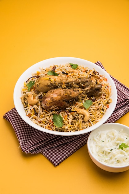 Poulet Biryani authentique servi dans un bol ou une assiette. Mise au point sélective