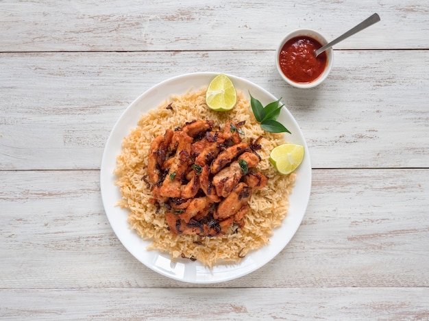 Poulet Biryani fait maison. Bols de nourriture traditionnelle arabe Kabsa avec de la viande