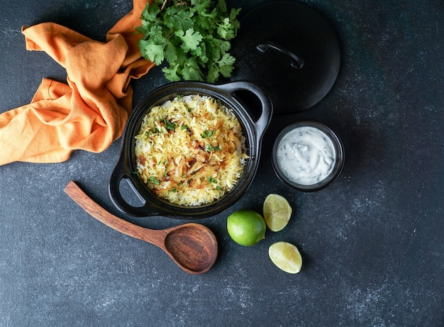 Poulet Biryani indien pilaf, avec du pain plat