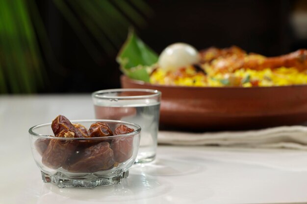 Poulet biryani poulet style Kerala dhum biriyani disposés traditionnellement dans une vaisselle en terre