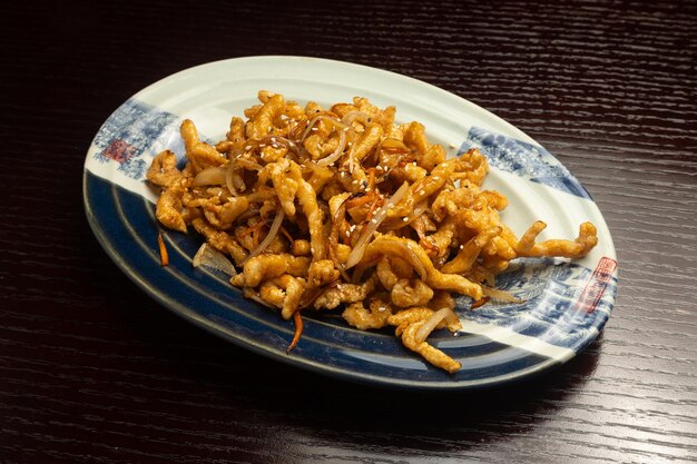 Photo poulet caramélisé avec oignons et carottes à la japonaise