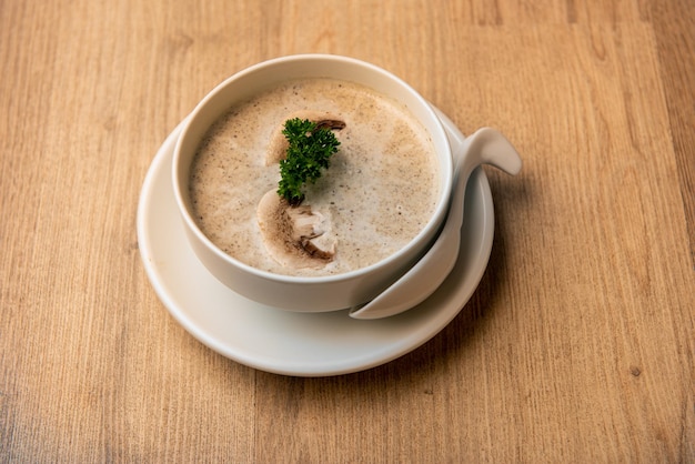 Poulet chaud avec soupe aux champignons servi dans un plat isolé sur la vue de dessus de table de la nourriture arabe