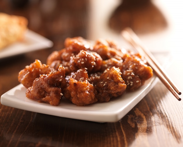 Poulet chinois au sésame avec baguettes