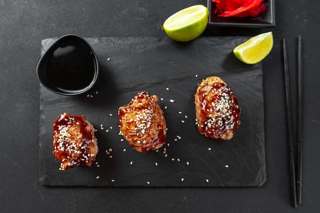 Poulet chinois à la sauce aigre-douce poulet teriyaki sur pierre noire vue de dessus télévision appe asiatique