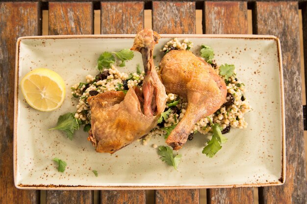 Poulet confit avec couscous aux herbes et olives citronnées