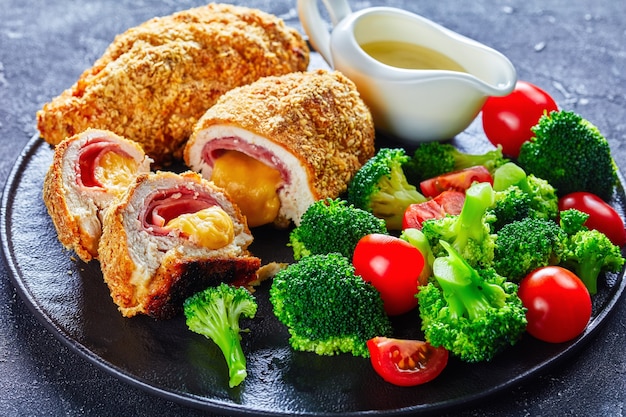 Poulet Cordon Bleu sur une plaque noire