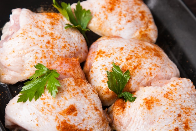 Poulet cru aux épices sur poêle