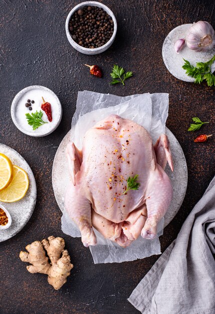 Poulet cru aux herbes et épices